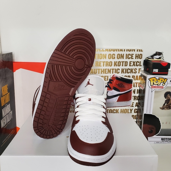 Jordan 1 Low Team Red - Picture 2 of 4
